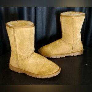 Lamo Women's size 9 leather Comfort boots.